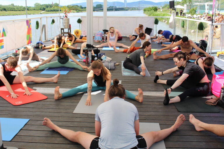 Queer-Yoga auf der Vienna Pride